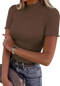 Détail d'un t-shirt marron pour femme avec col montant et finitions à volants