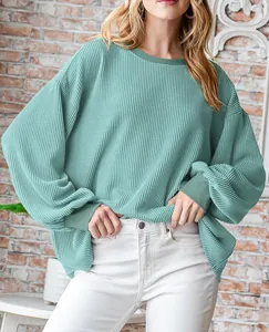 Detail van de mintgroene oversized sweatshirt met ribstructuur en lange mouwen.
