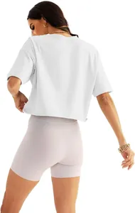 Rückansicht eines weißen lockeren Yoga-T-Shirts kombiniert mit helllila Radlerhosen