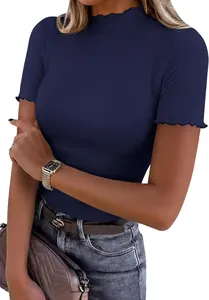 Détail de t-shirt bleu marine en maille côtelée avec col montant et bords festonnés
