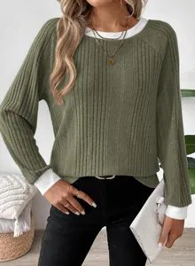 Detailweergave van olijfgroen geribbelde longsleeve met witte contrastmanchetten
