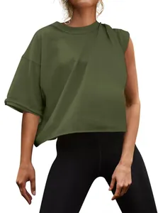 Detailaufnahme eines asymmetrischen olivgrünen Sport-T-Shirts für Yoga