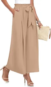 Pantalon large plissé taille haute pour femme avec ceinture à nœud en beige.