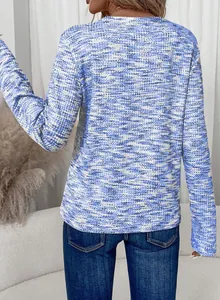 Achteraanzicht van een blauw-witte gemêleerde top met lange mouwen en getextureerd breisel