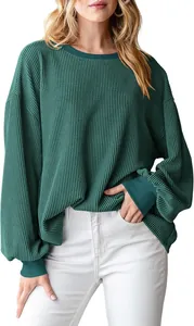 Gedetailleerd overzicht van donkergroene getextureerde geribbelde casual top met lange mouwen