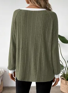 Achteraanzicht van olijfgroen los raglan T-shirt met lange mouwen en witte geribde kraag dames