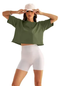 Detailansicht eines Models in einem olivgrünen Yoga-Crop-Top und weißen Radlerhosen