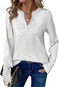 Gedetailleerde weergave van een casual dames top met V-hals en lange mouwen in lichtgrijs
