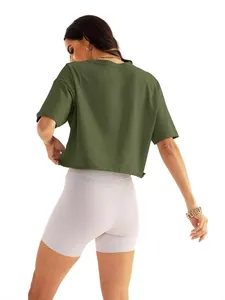 Rückansicht einer Frau in olivegrünem lockerem Sport-T-Shirt und Biker-Shorts
