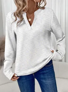 Detail van dames T-shirt met lange mouwen en V-hals met gestructureerd breipatroon.