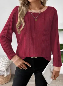 Detailweergave van een bordeauxrood damesshirt met lange mouwen en roze boorden