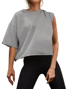 Detailansicht des locker sitzenden asymmetrischen grauen Yoga-Sport-T-Shirts für Damen