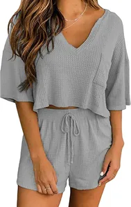 Set da casa due pezzi in maglia a nido d'ape con scollo a V e pantaloncini grigi