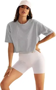 Vorderansicht einer Frau in grauem bauchfreiem Sport-T-Shirt und beiger Radlerhose.