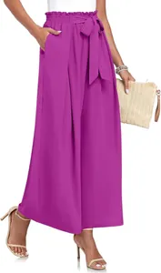 Détail de pantalon large violet à taille haute avec ceinture à nœud et design plissé élégant