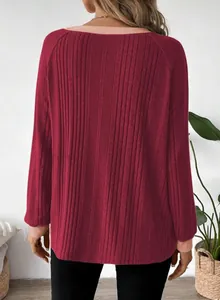 Achteraanzicht van een bordeauxrood dames-T-shirt met lange mouwen en fijne ribbels.