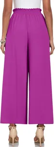 Vue arrière d'un élégant pantalon large plissé à taille haute de couleur violet vif