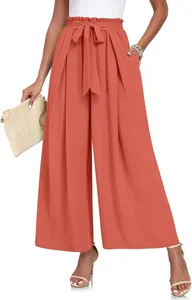 Vue d'ensemble du pantalon large montrant le nœud à la taille et la texture plissée