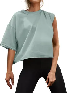 Detailansicht des mintgrünen asymmetrischen Sport-T-Shirts für Yoga und Fitness-Training.