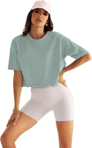 Modell trägt ein salbeigrünes bauchfreies Sport-T-Shirt und lila Radlerhosen