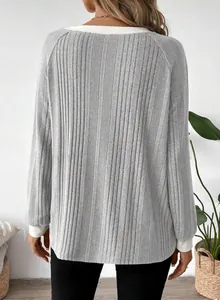 Achteraanzicht van een grijs dames T-shirt met ronde hals en geribbelde textuur