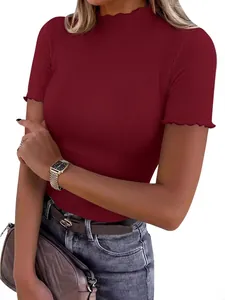 T-shirt côtelé élégant pour femmes à col montant et volants, de couleur bordeaux