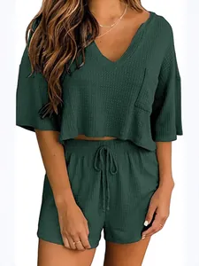 Set da casa a due pezzi in maglia a nido d'ape con top a scollo a V e pantaloncini verdi