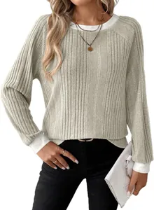 Dichtbij opname van geribbelde raglan top voor dames met witte contrast boorden