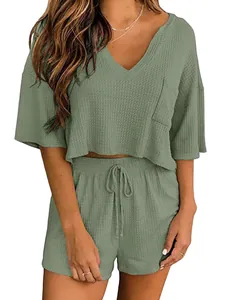 Set da relax in due pezzi in maglia a nido d'ape con top a scollo a V e shorts con coulisse
