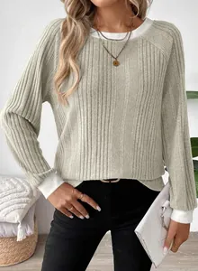 Detail van een losse dames sweatshirt met ronde hals en raglanmouwen in beige ribstof
