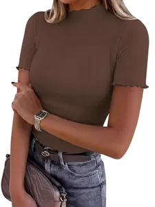 T-shirt marron pour femmes à col montant, texture côtelée et détails de volants élégants