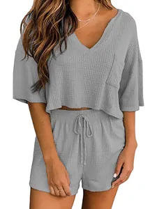 Completo grigio in maglia a nido d'ape da donna: top con scollo a V e pantaloncini