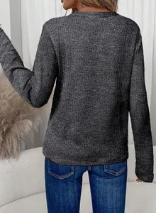 Achteraanzicht van een stijlvol grijs getextureerd T-shirt met lange mouwen voor dames