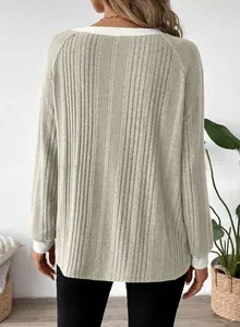 Achteraanzicht van een casual los T-shirt met lange mouwen voor dames in beige ribfleece.