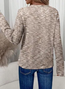 Achteraanzicht van een dames T-shirt met lange mouwen en een gemêleerde textuur.