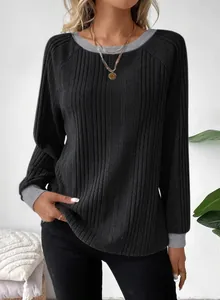 Casual los dames t-shirt met lange mouwen, geribbelde textuur en zwarte raglanmouwen.