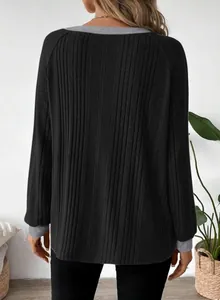 Achteraanzicht van dames loose fit T-shirt met lange mouwen en grijze raglanmouwen.