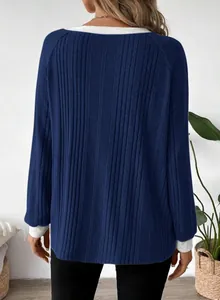 Achteraanzicht van marineblauw raglan t-shirt met lange mouwen en witte contrastkraag