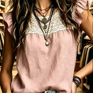 Detalle de blusa de algodón rosa con encaje blanco y elegantes mangas con volantes