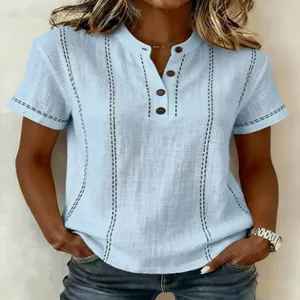 Détail du chemisier femme bleu clair en lin avec des coutures contrastées décoratives