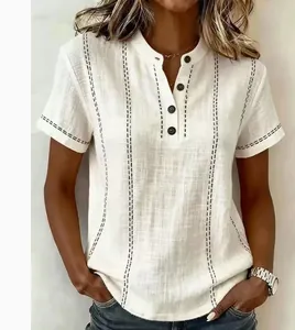 Détail d'une chemise blanche en coton et lin avec col montant et surpiqûres verticales