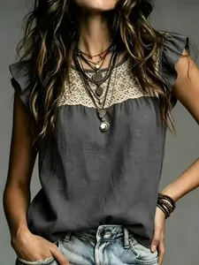 Vista detallada de blusa gris de algodón y lino con encaje decorativo en el cuello