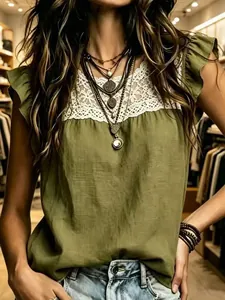 Blusa bohemia en algodón y lino verde oliva con retales de encaje y mangas con volantes