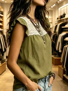 Elegante blusa de algodón y lino verde oliva con encaje blanco y mangas con volantes.
