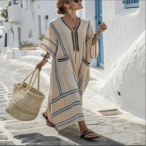 Robe longue élégante et ample avec col en V, rayures marines et grandes poches.