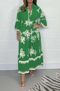 Robe longue élégante verte à fleurs avec col officier et manches évasées de style bohème