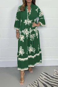 Vue détaillée d'une robe longue bohème verte aux imprimés floraux ethniques blancs