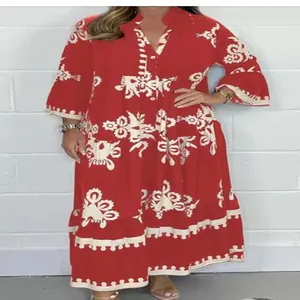 Robe longue rouge à volants avec des motifs ethniques blancs et manches en cloche