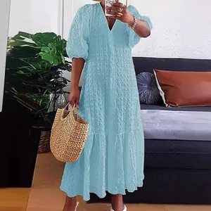 Elegante lichtblauwe maxi-jurk met V-hals, pofmouwen en losse pasvorm voor de zomer