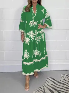 Robe maxi élégante à imprimé floral vert avec col montant et manches longues